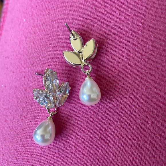 Pearl drop Leaf Crystal Gold Earrings - Picture 3 of 7